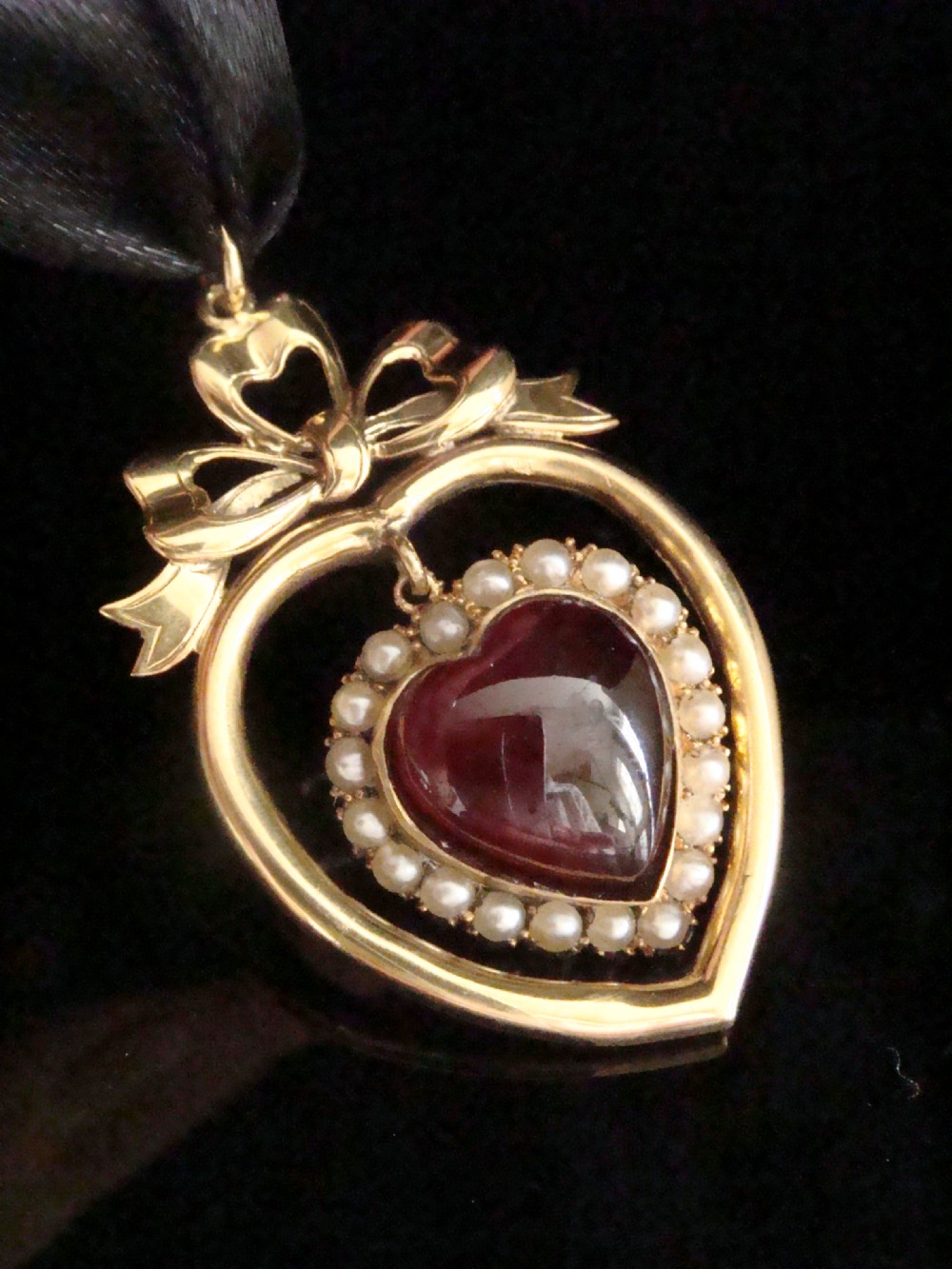 EDWARDIAN 15CT HIGH CARAT GARNET SEED PEARL HEART BOW PENDANT 5.6g