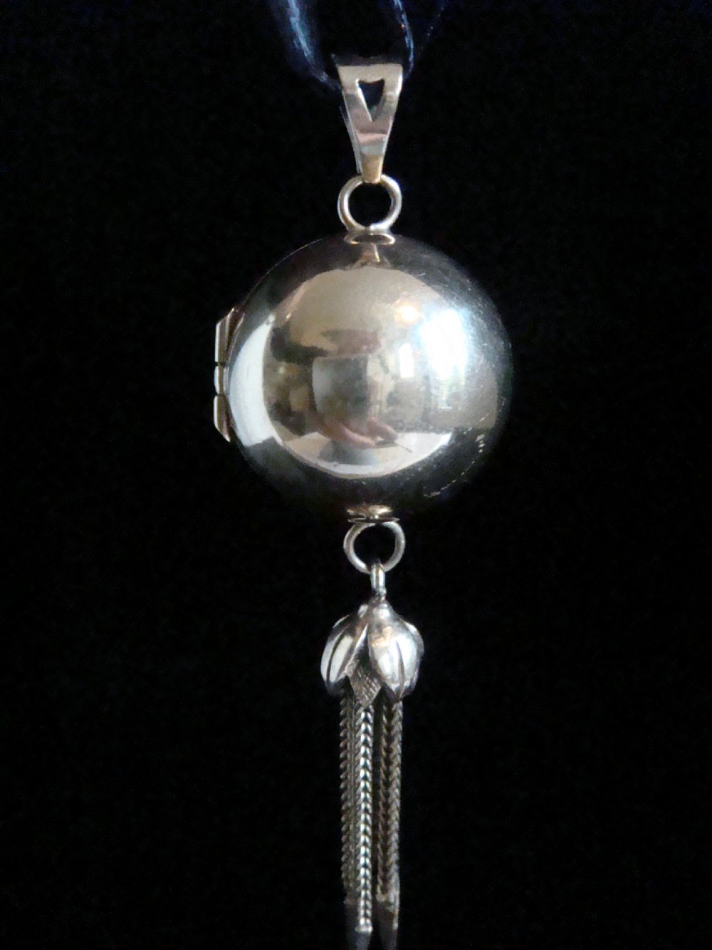 VERY LARGE EDWARDIAN/ VINTAGE  9CT YELLOW GOLD ORB LOCKET PENDANT View II