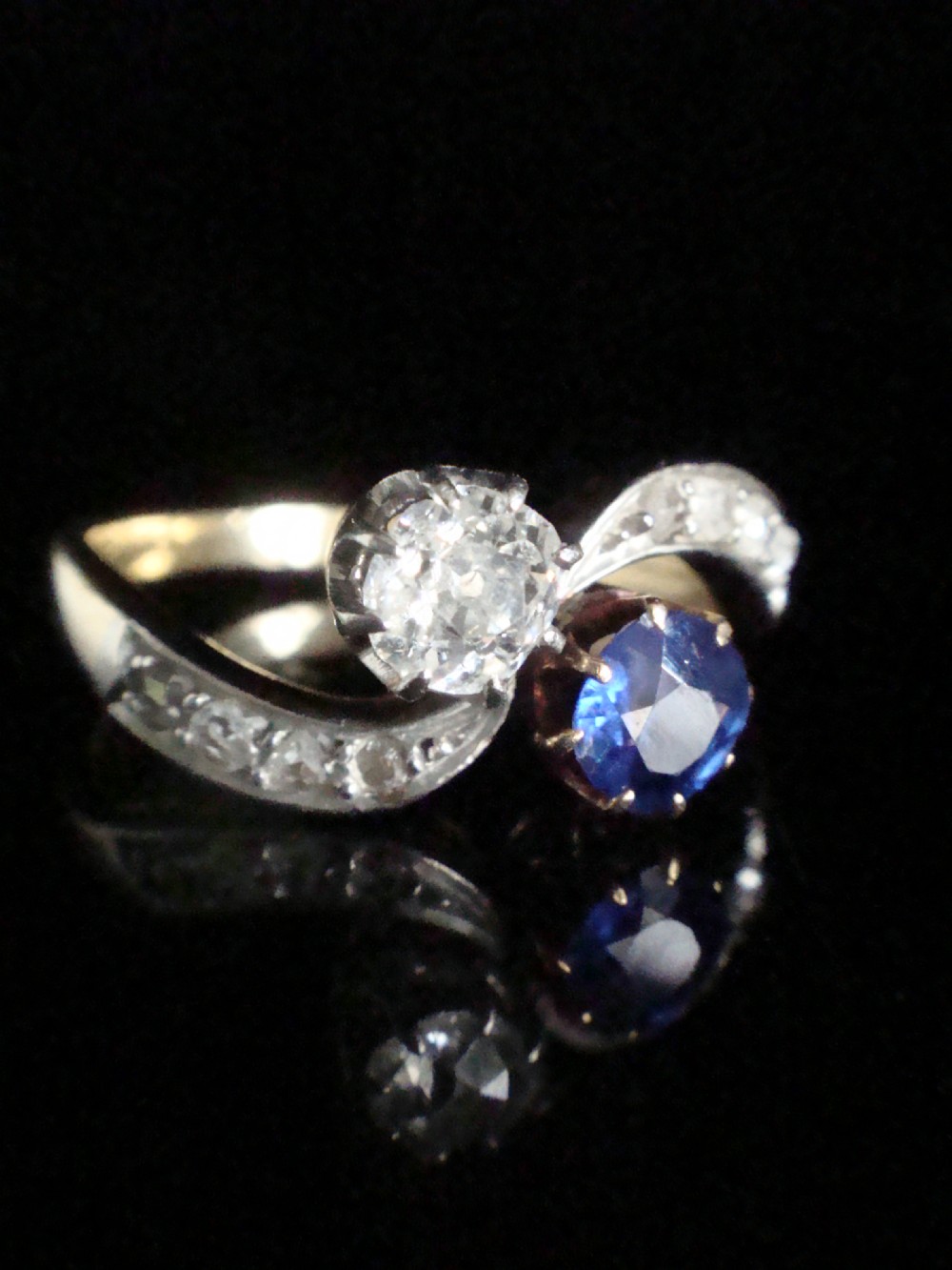 FRENCH EDWARDIAN 18CT YELLOW GOLD SAPPHIRE OLD CUT DIAMOND TOI ET MOI RING