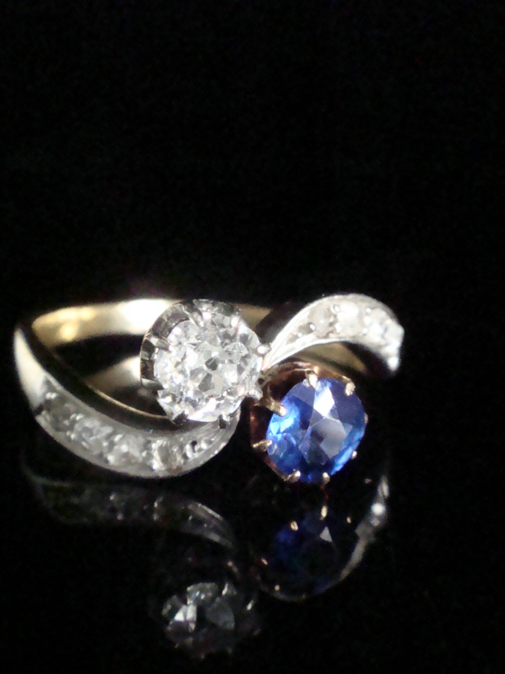 FRENCH EDWARDIAN 18CT YELLOW GOLD SAPPHIRE OLD CUT DIAMOND TOI ET MOI RING View II