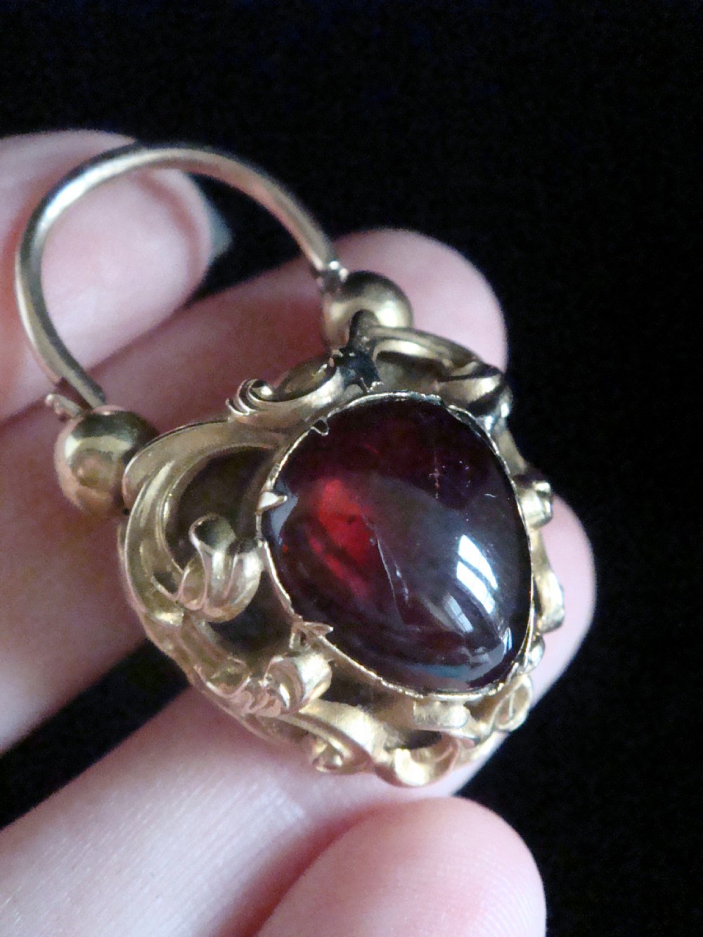 VICTORIAN HIGH CARAT 15CT LARGE CABOCHON GARNET HEART PADLOCK LOCKET 9.4G