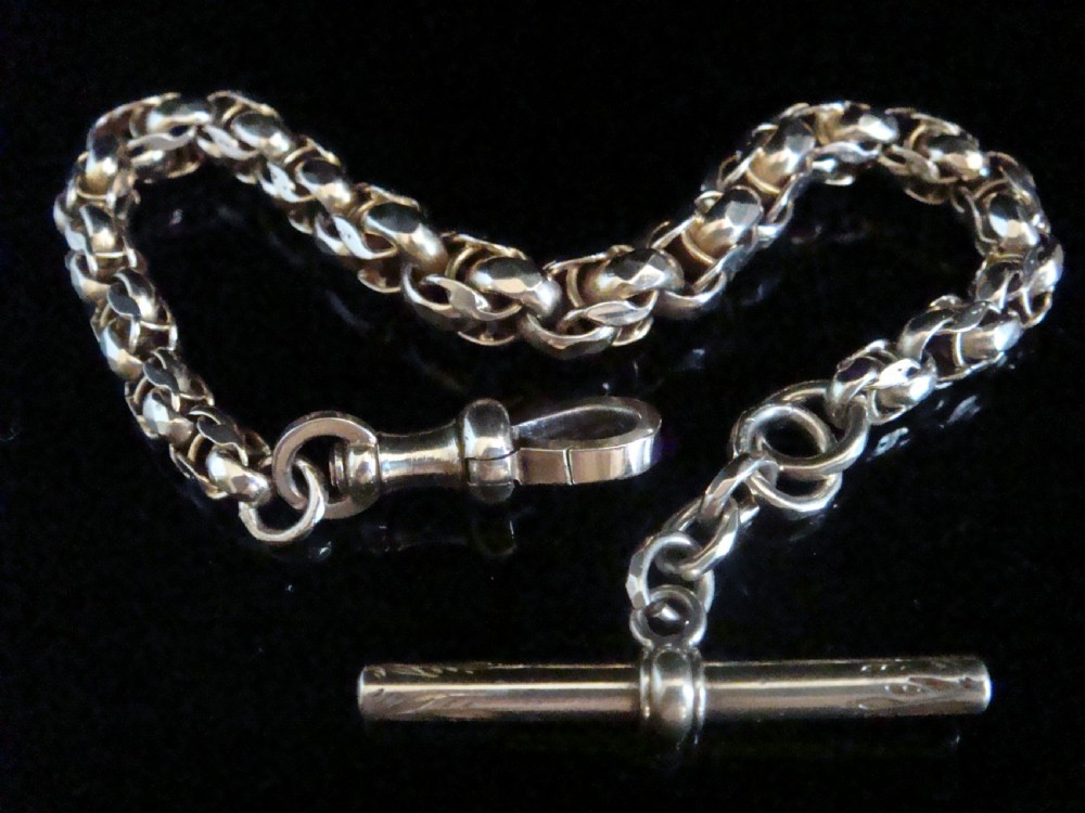 An Edwardian 9ct yellow gold graduated link chain bracelet featuring a swivel clasp and T-bar accent.