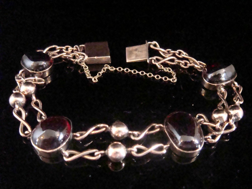 EDWARDIAN 9CT LARGE CABOCHON GARNET CURB BRACELET 15.3G