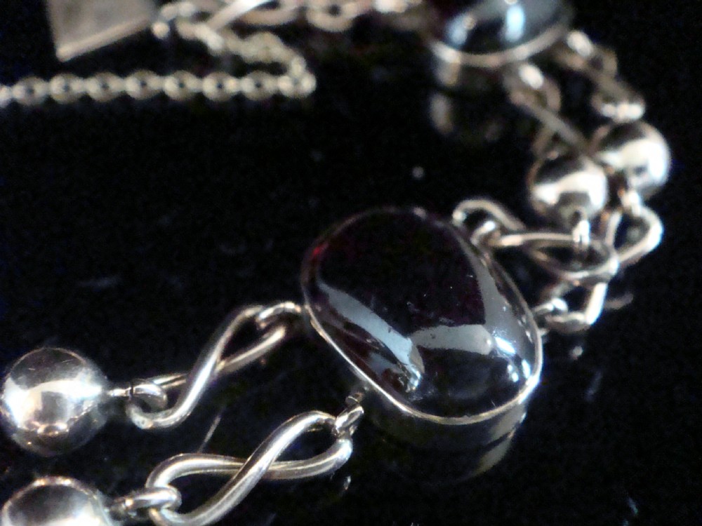 EDWARDIAN 9CT LARGE CABOCHON GARNET CURB BRACELET 15.3G View II