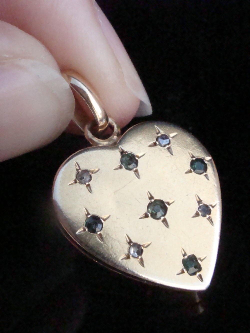 EDWARDIAN 18CT YELLOW GOLD EMERALD AND DIAMOND HEART LOCKET