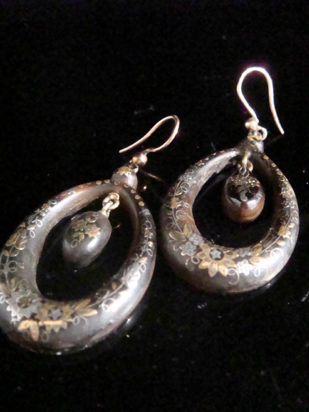 A pair of Victorian open teardrop tortoiseshell hoop earrings with floral gold and silver pique inlay and suspended central drops.