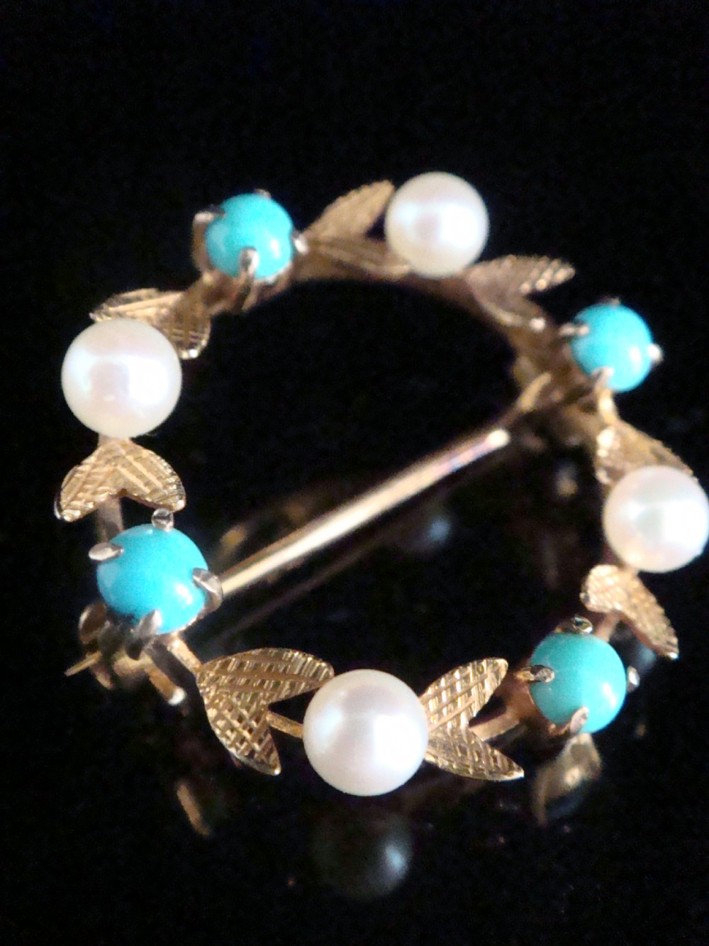 EDWARDIAN 9CT YELLOW GOLD TURQUOISE AND PEARL WREATH BROOCH