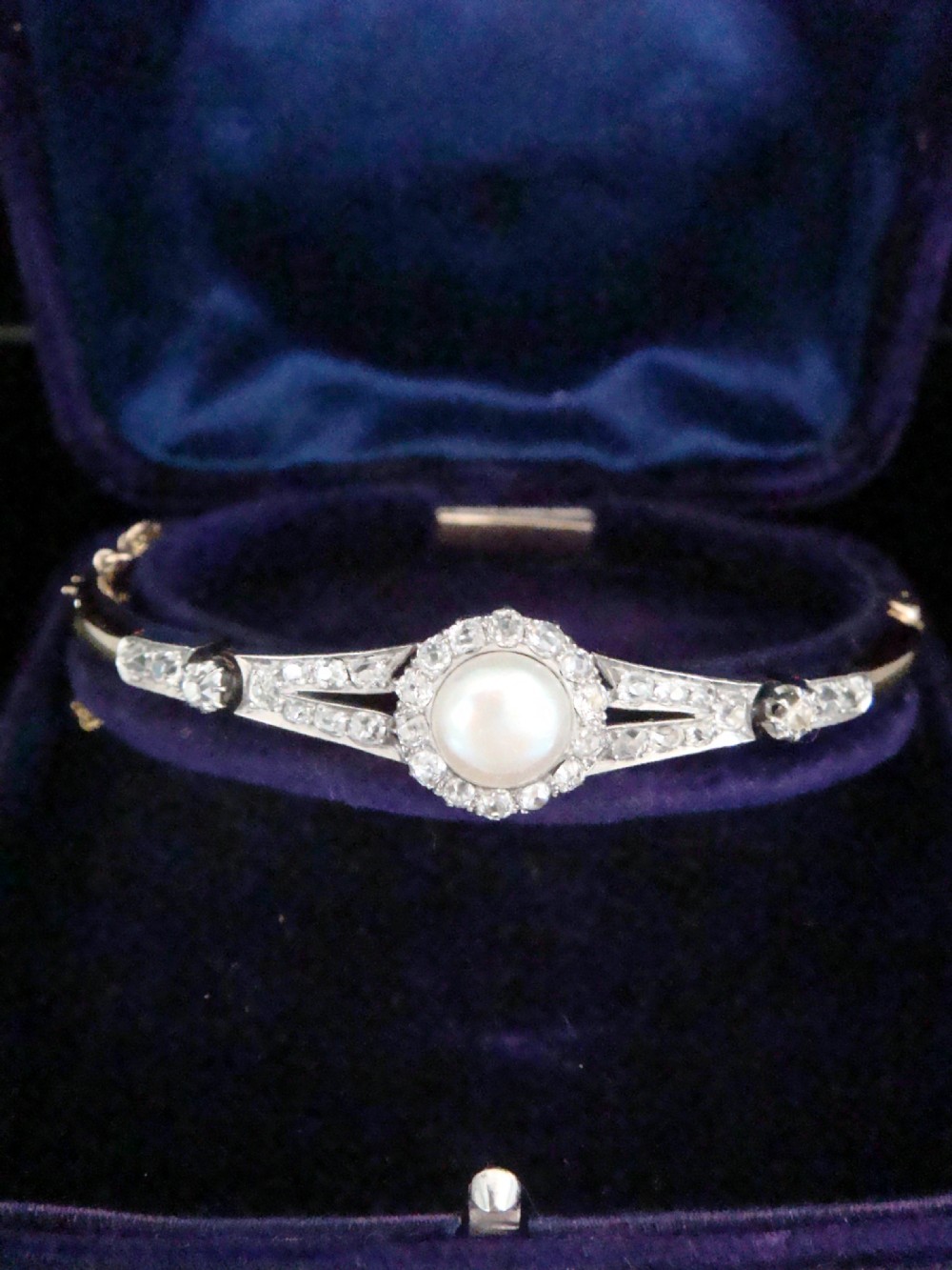 EDWARDIAN 18CT PLATINUM NATURAL SALTWATER PEARL AND DIAMOND BANGLE BRACELET