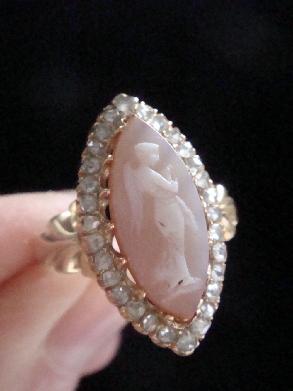 EDWARDIAN 18CT YELLOW GOLD HARD STONE CARVED ANGEL CAMEO DIAMOND CLUSTER RING