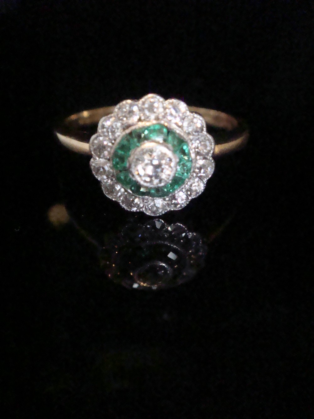 EDWARDIAN ART DECO 18CT EMERALD DIAMOND TARGET CLUSTER RING