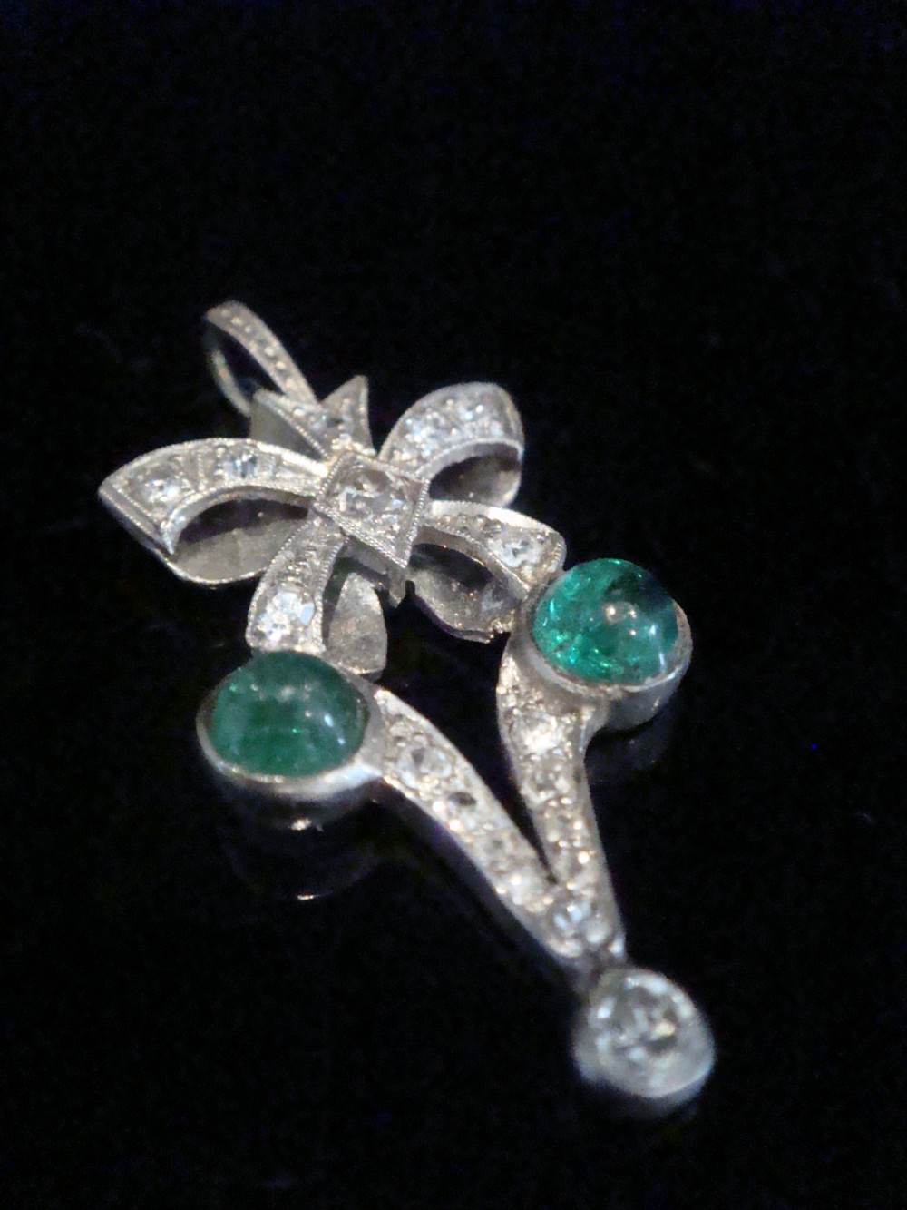 EDWARDIAN FRENCH PLATINUM CABOCHON EMERALD AND DIAMOND PENDANT