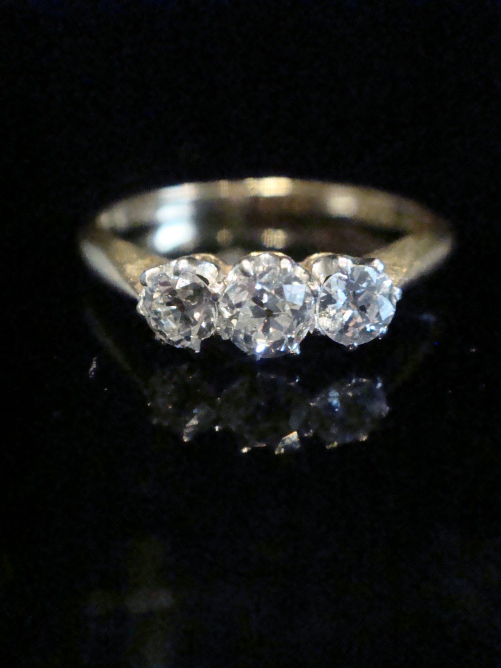 EDWARDIAN  18CT YELLOW GOLD 3 STONE OLD CUT DIAMOND  0.35CT RING