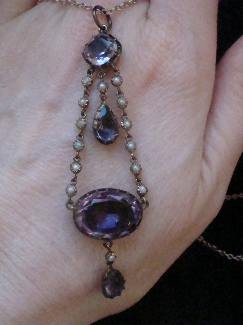 An early Victorian yellow gold lavalier pendant necklace featuring oval and teardrop cut purple amethysts bordered with natural pearls.