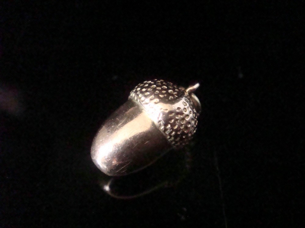 Edwardian 9ct acorn pendant