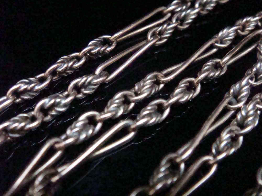 An Edwardian 9ct yellow gold chain featuring alternating twisted rope links, elongated wire links, and a swivel clasp. View II