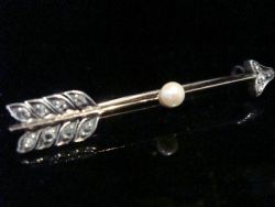 EDWARDIAN YELLOW GOLD SILVER ROSE CUT DIAMOND PEARL ARROW BROOCH