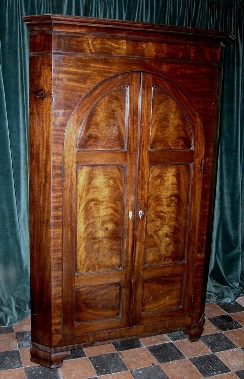 Georgian Mahogany Corner Cupboard of Exceptional Colour