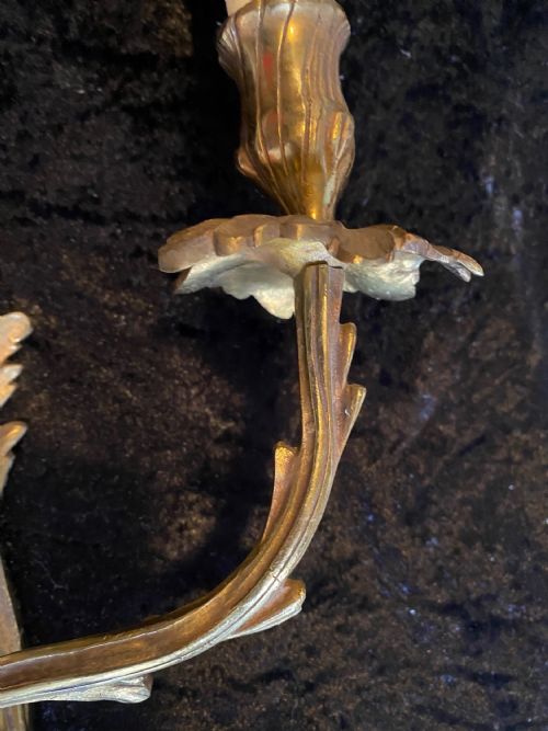 A PAIR OF FRENCH ROCOCO BRASS ANTIQUE WALLLIGHTS FOR CANDLES - ADDITIONAL PHOTO 4
