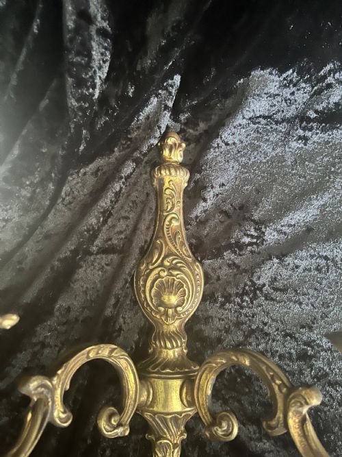 A PAIR OF TWIN LIGHT ANTIQUE FRENCH BRASS WALL LIGHTS - ADDITIONAL PHOTO 1