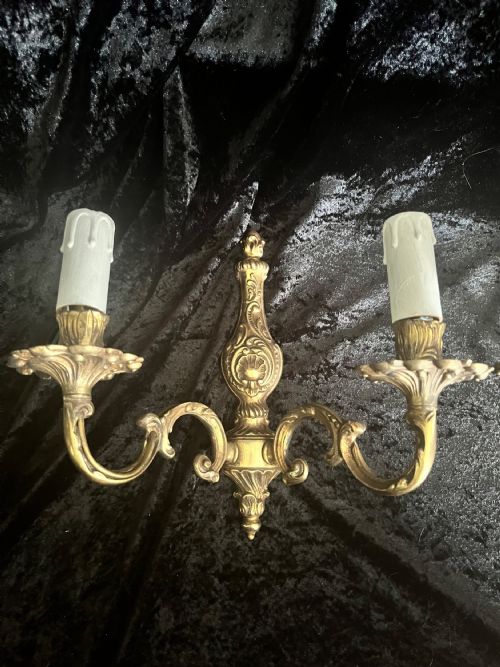 A PAIR OF TWIN LIGHT ANTIQUE FRENCH BRASS WALL LIGHTS - ADDITIONAL PHOTO 3