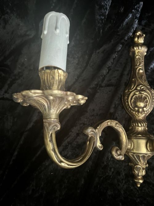 A PAIR OF TWIN LIGHT ANTIQUE FRENCH BRASS WALL LIGHTS - ADDITIONAL PHOTO 4