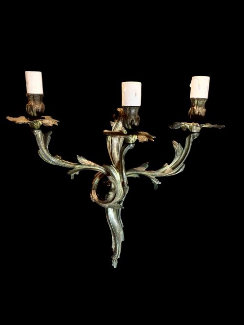 A SET OF 4 FRENCH TRIPLE ARM ANTIQUE BRASS WALL LIGHTS - ADDITIONAL PHOTO 1