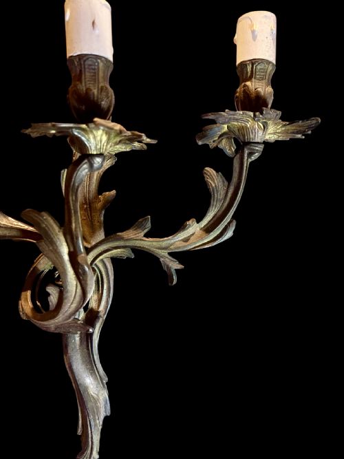 A SET OF 4 FRENCH TRIPLE ARM ANTIQUE BRASS WALL LIGHTS - ADDITIONAL PHOTO 4