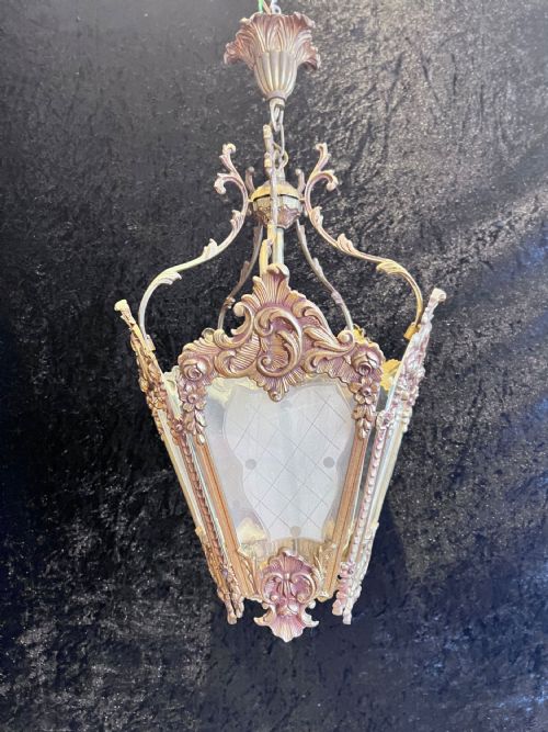 AN ANTIQUE SINGLE LIGHT BRASS ROCOCO FRENCH LANTERN - ADDITIONAL PHOTO 2