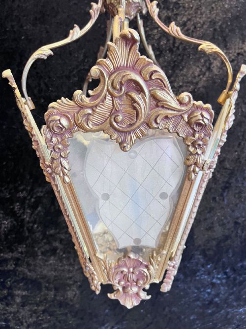AN ANTIQUE SINGLE LIGHT BRASS ROCOCO FRENCH LANTERN - ADDITIONAL PHOTO 6