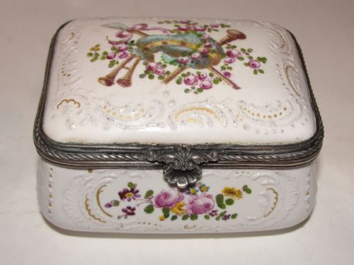 Hochst Pottery Tricket Box. Circa 1860
