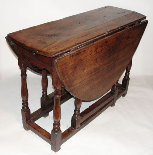 Georgian Walnut Gateleg Dining Table. Circa 1740