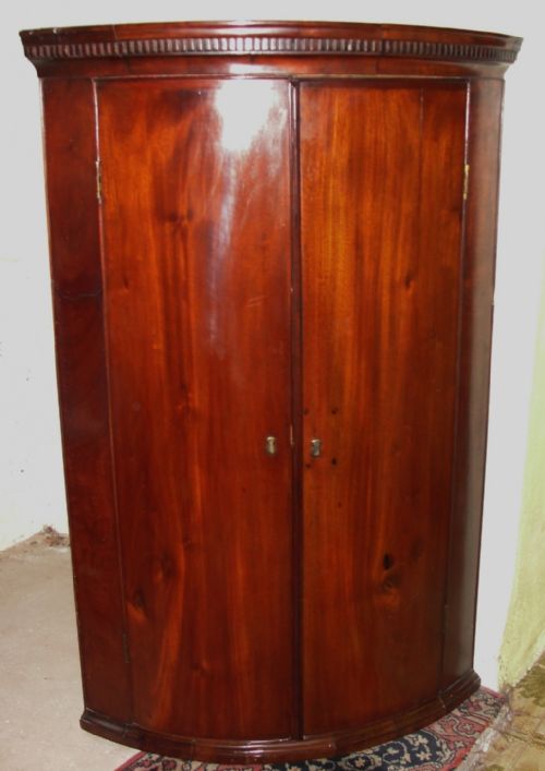 Georgian Bow Fronted Mahogany Hanging Corner Cabinet. Circa 1770