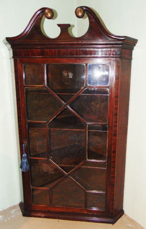 Scottish Georgian Mahogany Hanging Corner Cabinet. Circa 1770
