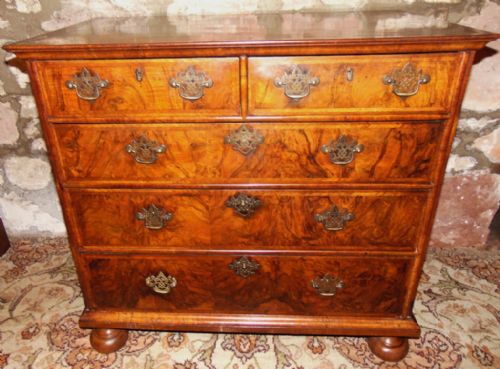 Queen Anne Figured Walnut Chest of Drawers. Circa 1720