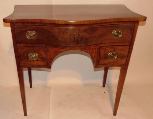 Scottish Georgian Mahogany Serpentine Dressing Table Circa 1785