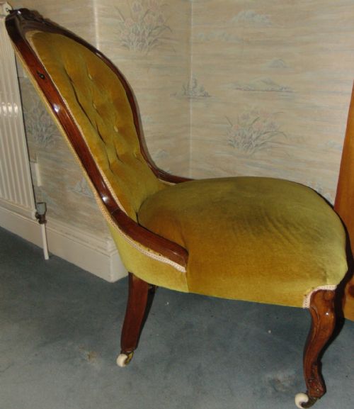 VICTORIAN WALNUT NURSING CHAIR CIRCA 1860 - ADDITIONAL PHOTO 2