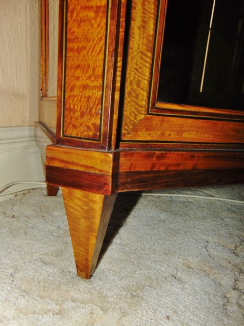DUTCH SATINWOOD AND BANDED CHINA CABINET CIRCA 1820 - ADDITIONAL PHOTO 3