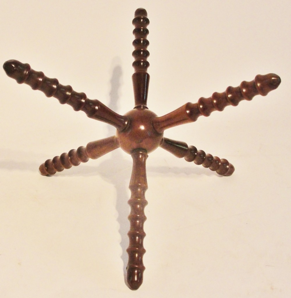 Georgian fruitwood cat or bowl stand. Circa 1820