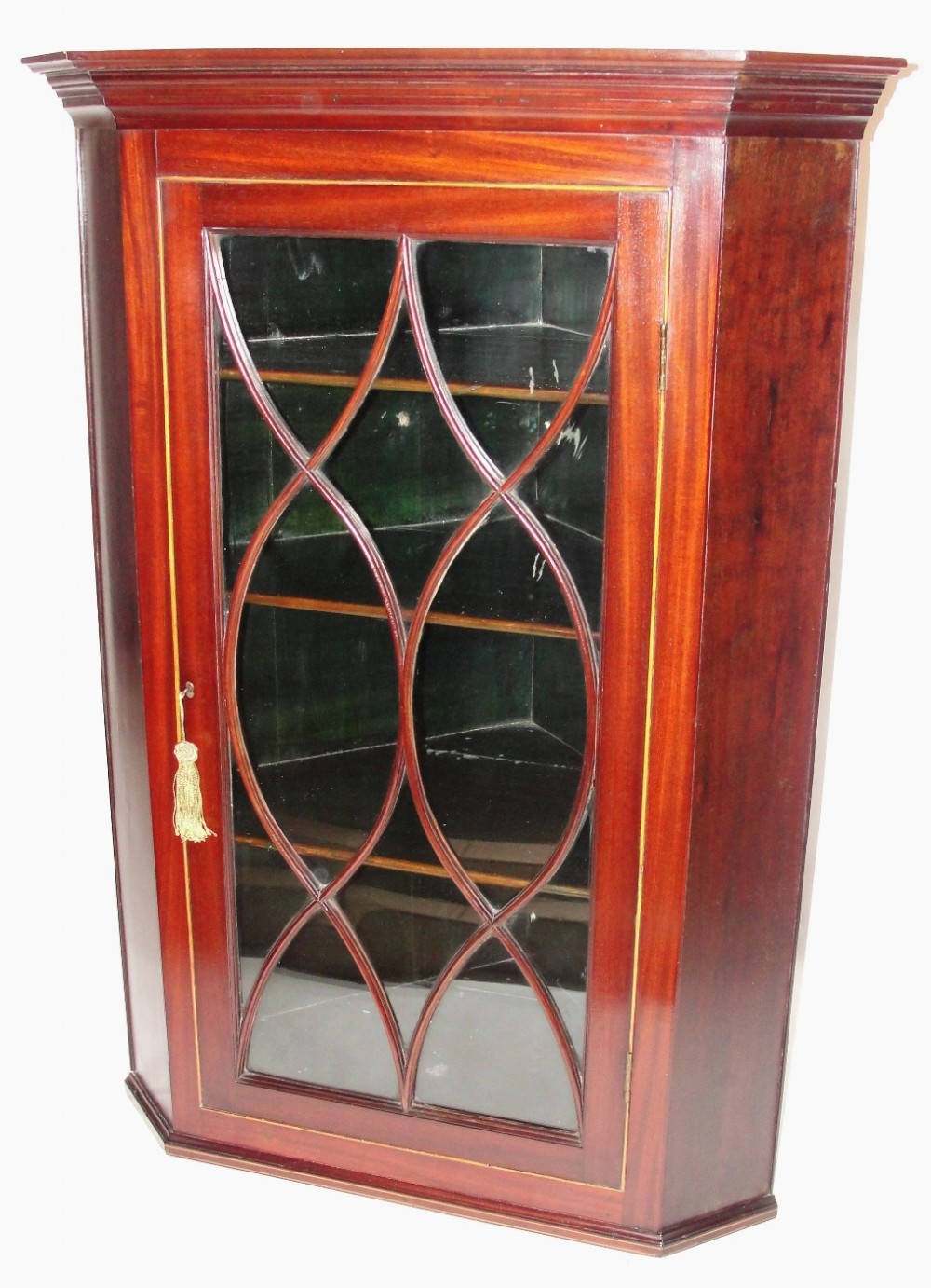 Georgian mahogany hanging corner cabinet. Circa 1800