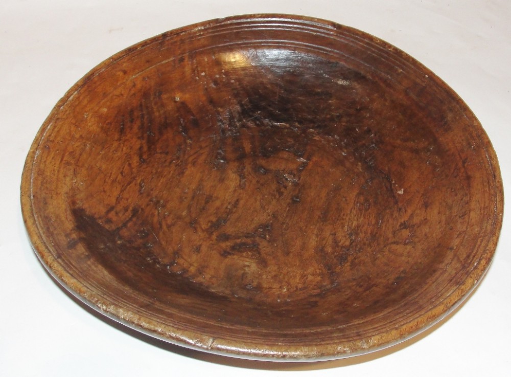 Georgian walnut nut or fruit bowl. Circa 1770