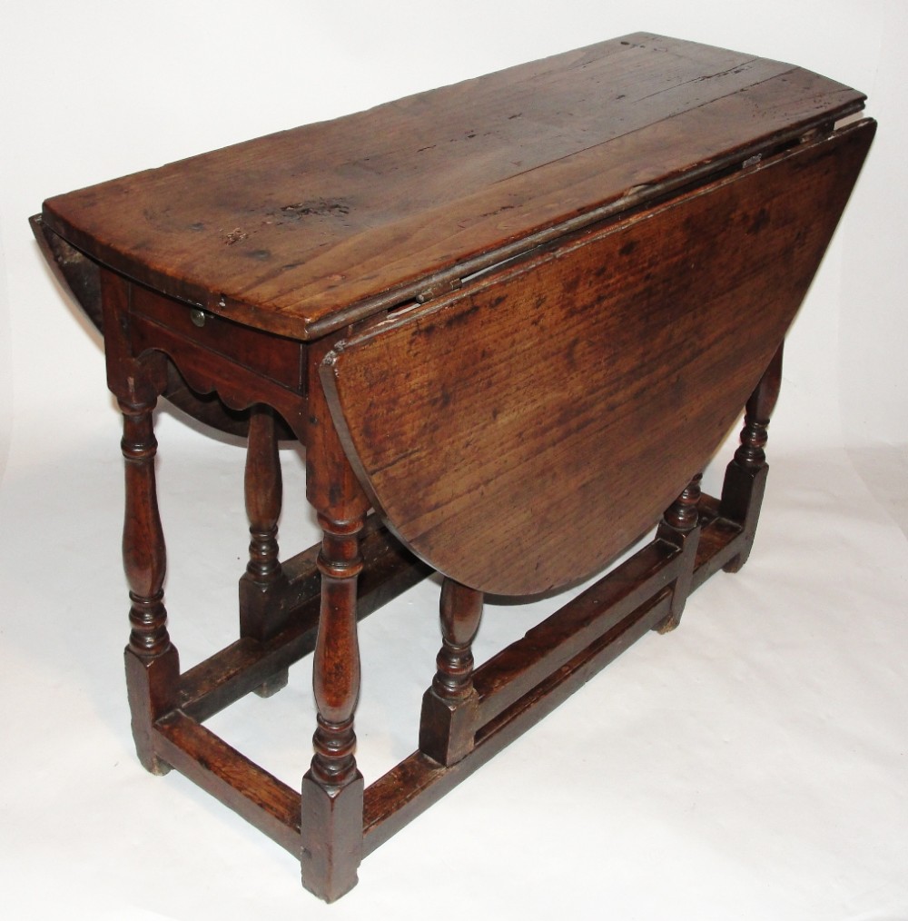Georgian walnut gateleg dining table. Circa 1740