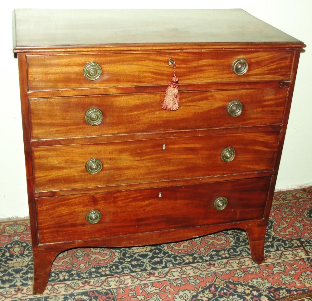Small Georgian mahogany chest of drawers. Circa 1810
