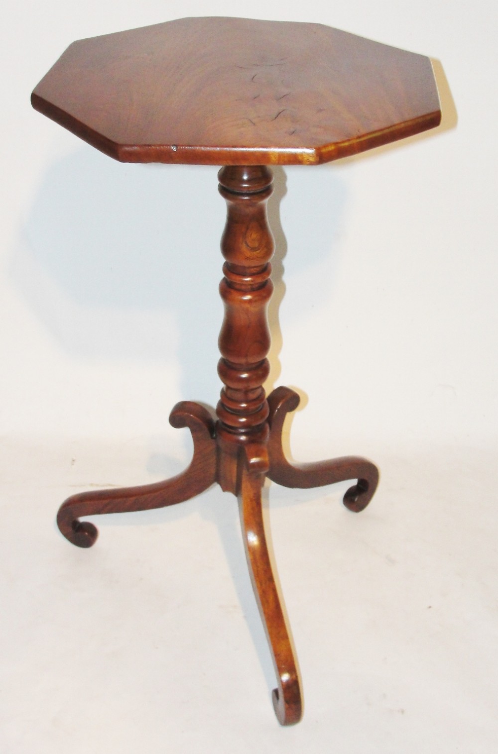 Georgian elm tripod table. Circa 1820