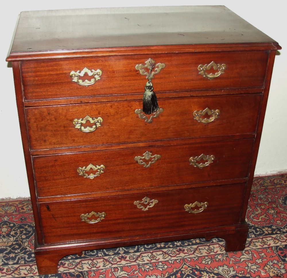 Small Georgian mahogany chest of drawers. Circa 1760
