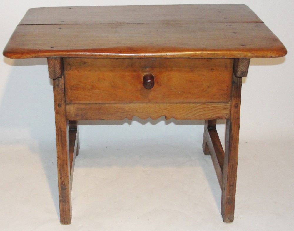 Spanish pine low table. Circa 1790
