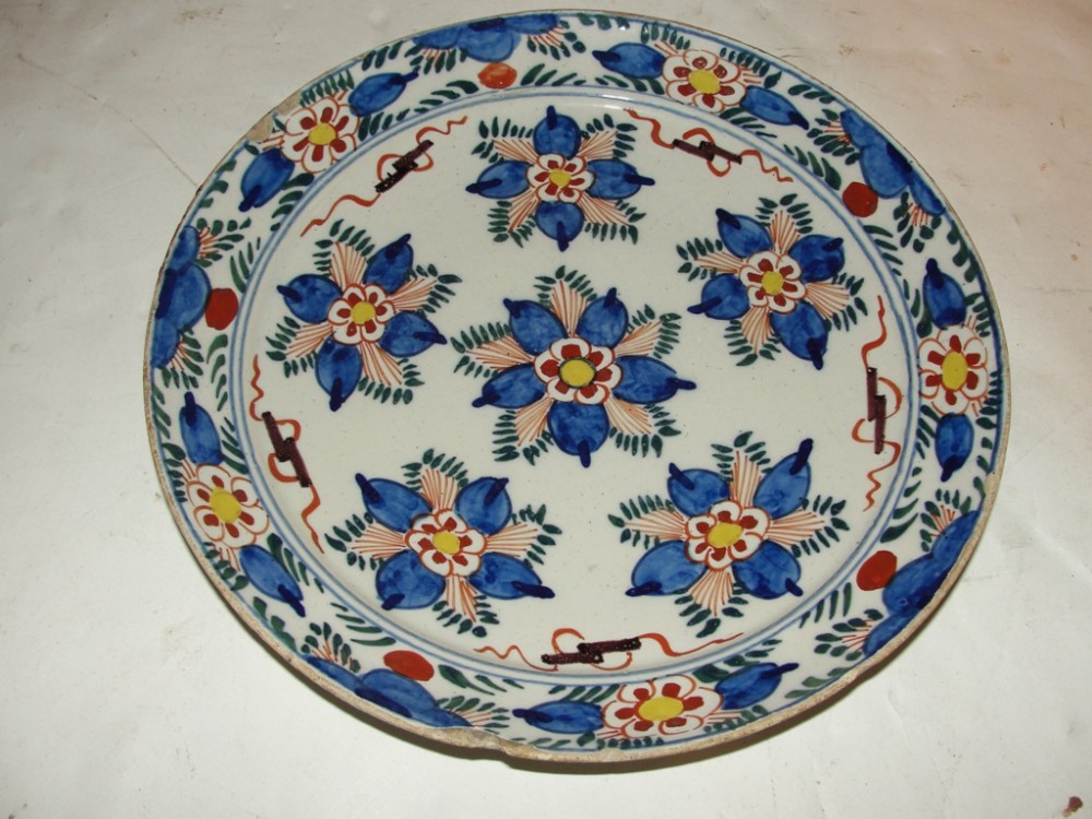 Dutch delft polychrome plate. Circa 1780
