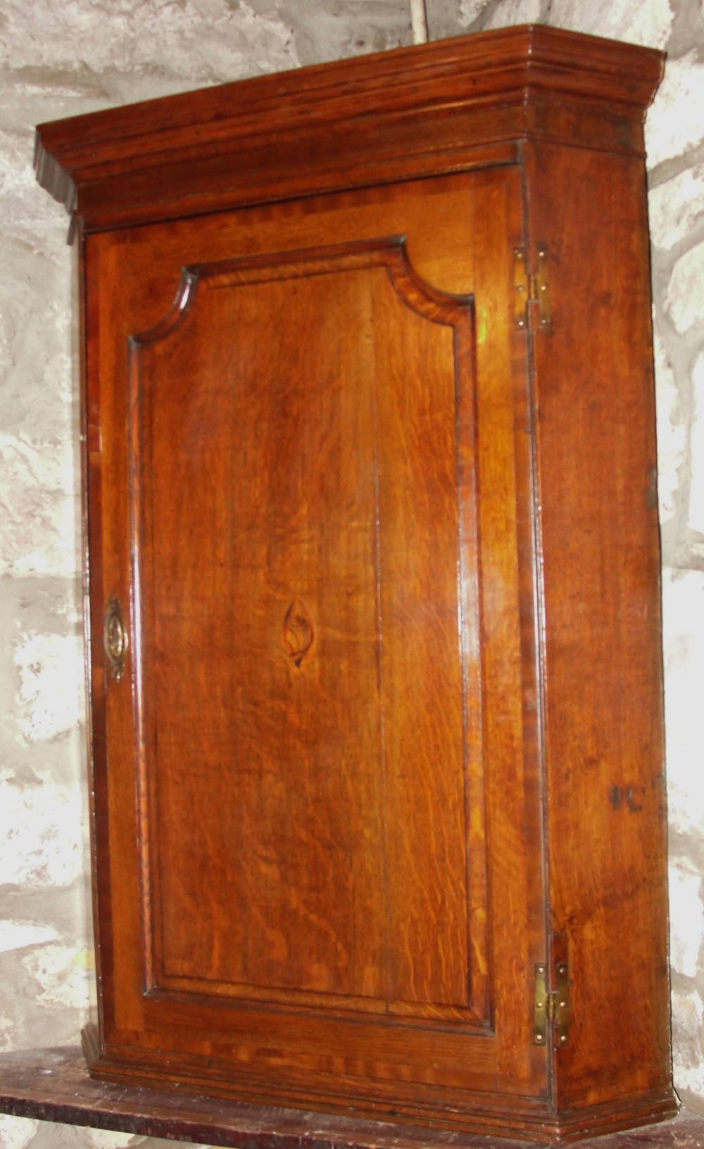 Georgian oak hanging corner cabinet. Circa 1780