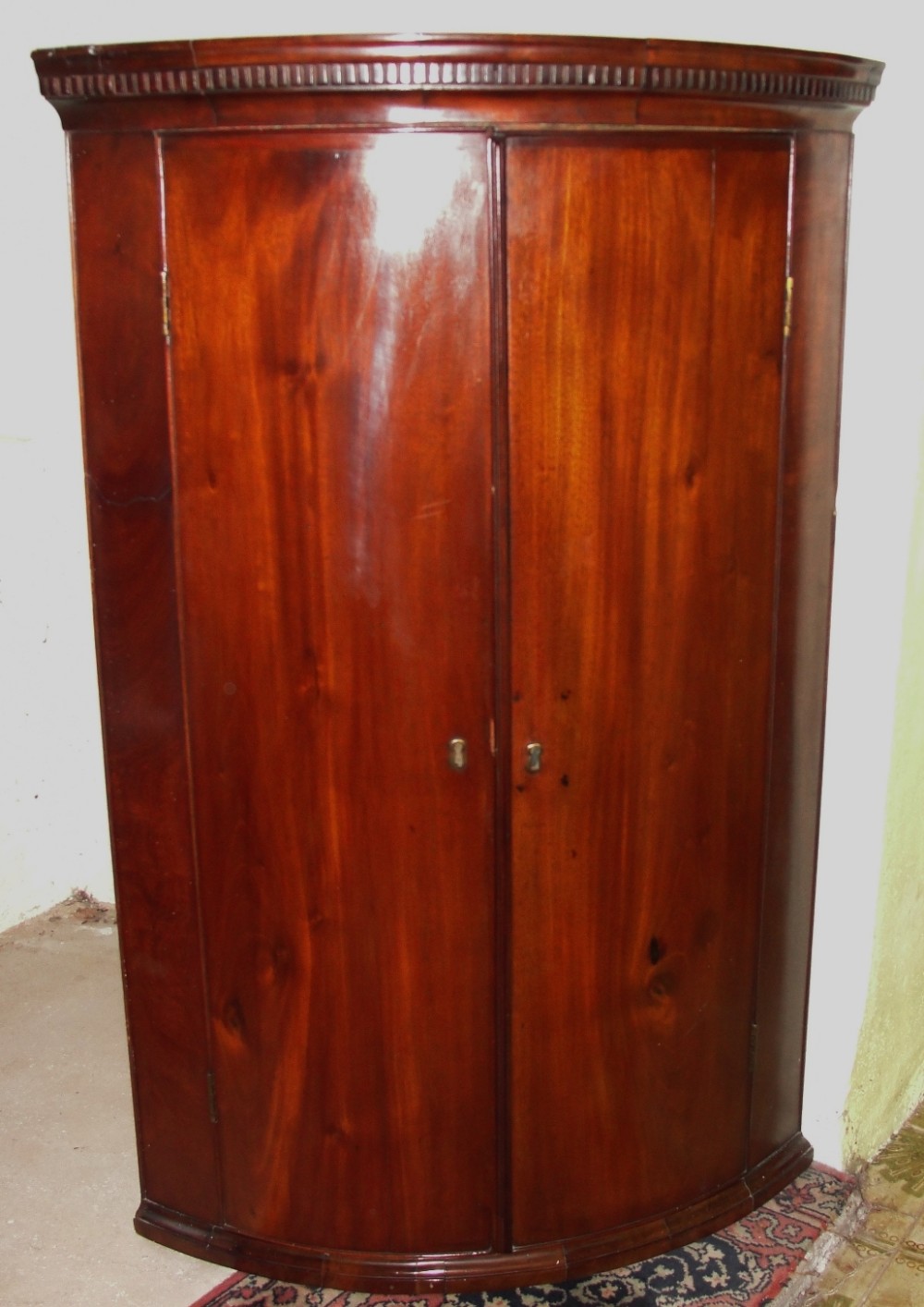 Georgian bow fronted mahogany hanging corner cabinet. Circa 1770