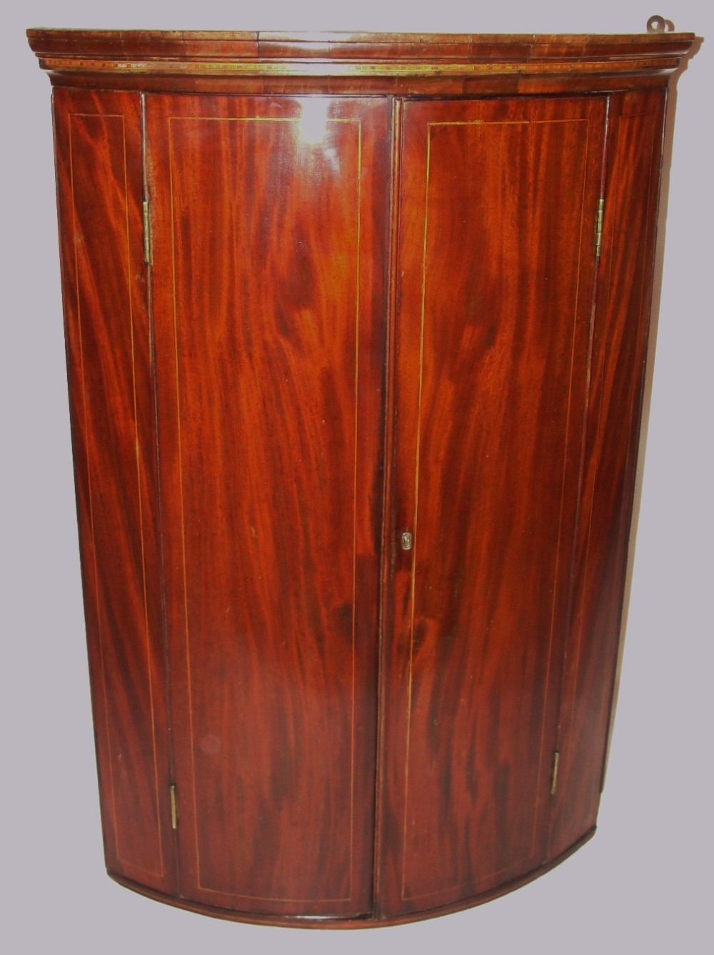 Scottish Georgian mahogany bow hanging corner cabinet. Circa 1790