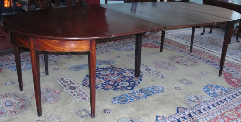Georgian mahogany extending dining table. Circa 1790